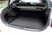 「Aクラス セダン」のトランクスペース（写真）の容量は420リッター。同445リッターの「Cクラス セダン」に肉薄するものだ。