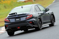 先代に比べ、サスペンションストロークを前5％、後ろは20％拡大。操縦安定性が向上している。