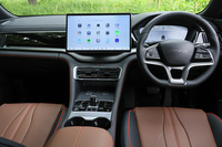 高級感あふれる「シーライオン6」のコックピット。デザインや装備はFWD仕様車とAWD仕様車で共通する。