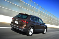 外装は「ハイライン専用クロームパッケージ」によってベースグレードと差別化されている。前後パンパーやルーフレールなど、ボディーの随所にクローム処理が施されている。