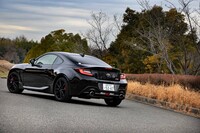 ザックスダンパーとブレンボブレーキのオプション設定を除くと、走りに関する改良は、電制スロットルやVSC（横滑り防止装置）など、制御系のみとなっている。