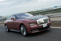 ロールス・ロイスの高級BEV「スペクター」には千葉のTHE MAGARIGAWA CLUBで乗った。高級BEVの新たなベンチマークである……が、こんな最高級自動車をベンチマークにしちゃっていいのだろうか。（写真＝向後一宏）