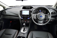 黒やグレーを基調としたインテリアの各所に、オレンジ色のステッチがアクセントとして入る。「XV」らしい遊び心やアクティブ感を表現したという。