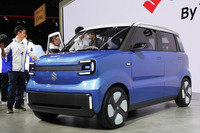 スズキが「ジャパンモビリティショー2025」で発表したコンセプトモデル「ビジョンeスカイ」。スズキは同車の市販版にあたる軽BEVを、2026年度に発売するとしている。