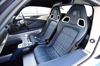 「エリーゼ」は2座のMRスポーツカーである。シートはヘッドレスト一体型のデザインでリクライニング機構は備わらない。