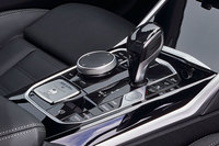 センターコンソールに配されたレバータイプのシフトセレクター。トランスミッションはZF製の8段ATである。