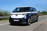 最高出力286PS、最大トルク550N・mを発生するモーターをリアに搭載し、後輪を駆動する「ID. Buzzプロ ロングホイールベース」。フォルクスワーゲン グループのEV専用プラットフォーム「MEB」が用いられている。