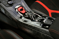 エンジンは写真中央にある赤いカバーを開け、スタータースイッチを押して始動させる。ソフトトップの開閉スイッチは写真右下に配置されている。