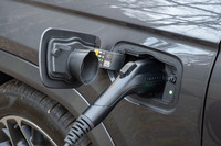 電動パワートレインは200Vの普通充電に対応。急速充電には対応していないが、「4xe」はPHEVであり、また電池容量も小さいので特には困らない。