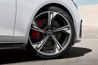 「A4」と 「A4アバント」の「Sライン コンペティション プラス」には、「19インチ5アームフラッグデザイングロスアンスラサイトブラックポリッシュトアルミホイール」が採用される。