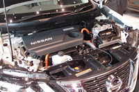 ハイブリッド車については、アクセルオフ時の回生量を増やすなどして燃費を20.8km/リッターに改善している（JC08モード）。