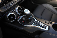 トランスミッションはトルコン式の8段AT。なお、日本未導入の最上級モデル「カマロZL1」には10段ATが用意されている。