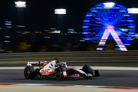 ロシアのウクライナ侵攻の影響をもろに受けたのが、アメリカに本拠を置くハースだ。ロシア企業ウラルカリとのスポンサー契約を解消し、その御曹司だったニキータ・マゼピンともたもとを分かつ決断を下さなければならず、急きょ、2020年まで4年間在籍したケビン・マグヌッセン（写真）を呼び戻すかたちとなった。コース外でドタバタが続いたが、昨季1年間をまるまる2022年型「VF-22」の開発に充てた同チームだけあってニューマシンは上々の出来。フェラーリの力強くなったパワーユニットのおかげもあり、開幕戦の予選ではマグヌッセンが7番グリッドから5位入賞、ミック・シューマッハーも12位から入賞圏目前の11位完走を果たし、幸先の良い結果を残した。（Photo=Haas）