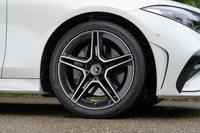 タイヤサイズは、前が245/40R19、後ろが275/35R19と、かなりの低偏平。試乗車にはダンロップのハイパフォーマンスタイヤが装着されていた。