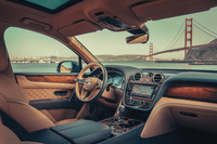 「ベンテイガ ハイブリッド」のインテリア。ハイブリッドモデルも他のベントレー車と同様に、英国クルーのファクトリーで手作業によって組み立てられる。1台を完成させるのに、約130時間を要するという。