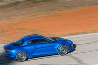 新型「A110」のエンジンの搭載レイアウトは、初代と同じRRではなくミドシップとなっている。