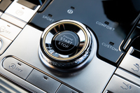 センターコンソール中央に配された始動ボタン。ブロンズのインサートを加えることで、質感の向上が図られている。