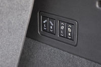 2列目シートと3列目シートにはパワーフォールディング機構が備わっており、荷室側壁のスイッチで格納が可能。3列目については展開も電動となっている。