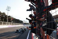 アルファタウリのピエール・ガスリーはアゼルバイジャンGPで自身3度目の表彰台となる3位を獲得。予選ではチームメイトの角田裕毅に引っ張ってもらい、0.002秒差でフェルスタッペンの後ろ、キャリアベストタイの4位。レースでは終盤にベッテルに先行を許すも、最後の2周のスプリントではシャルル・ルクレールとの激しいつばぜり合いを制してポディウムを守った。（Photo=Getty Images / Red Bull Content Pool）