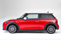 ルーフ、ガラスエリア、（そこから下の）ボディーの3層が、はっきりと分かれたサイドビュー。3ドア／5ドアはもちろん、「コンバーチブル」や「クラブマン」「クロスオーバー」でも変わらない「MINI」の特徴だ。