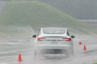 「パイロットスポーツ5」が装着された「テスラ・モデル3」の走行シーン。普段一般公道では行えないような高速スラロームやダブルレーンチェンジなどを、用意された車両で試すことができた。