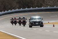 車列をなして走行する場合、後方の車両になればなるほど制動のタイミングが遅れ、ブレーキングが強くなる傾向が感じられた。