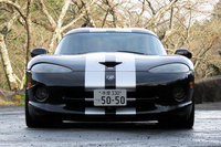 「バイパー」のご尊顔を真正面から撮影。これだけ派手なストライプが通っているんだから、車両感覚は把握しやすいはずなんだけど……。