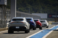 富士スピードウェイのピットを後にする「DBX707」。車両後部は専用デザインのリアバンパーとルーフスポイラー、大径4本出しのエキゾーストシステムなどで「DBX」と差異化されている。