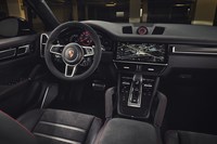 インテリアの各所をアルカンターラとダークブラッシュド加工のアルミで飾っている。