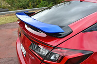 最初に試したのは、2021年に発売済みのテールゲートスポイラー。シェブロンもなにもないエアロパーツだ。