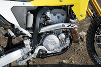 排気量398ccの水冷単気筒DOHCエンジン。厳しい排ガス規制をクリアしつつ、全回転域での力強いトルクと、スロットル操作に対する優れた応答性を追求。軽さや最低地上高の高さ、マスの集中化に寄与する設計もあり、デュアルパーパスモデルに好適なパワーユニットに仕上がっている。