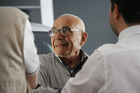 かつて「アルフェッタGTV」で欧州各地のレースを荒らし回ったドライバー、アメリゴ・ビリアッツィさんは、ツナギ姿で登場。長年の仲間と談話を楽しんでいた。