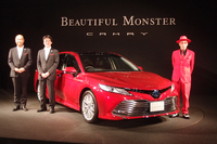 発表会場では、新型「カムリ」のチーフエンジニアを務める勝又正人氏（写真左端）、トヨタ自動車の専務役員である吉田守孝氏（左から2番目）とともに、カムリのアンバサダーに就任した演出家のテリー伊藤氏（右端）も登壇。「ニューカムリは大人が楽しめて、乗りこなせるクルマ。ぜひ、家族や仲間、恋人と思い出をつくってほしい」などとコメントした。
