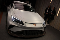 2018年3月のジュネーブショーに展示されたEVコンセプト「クプラeレーサー」。ピークパワーは、500kWに達する。