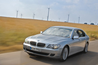 2006年9月に発表された「BMWハイドロジェン7」。当時のフラッグシップモデル「7シリーズ」をベースとし、使用燃料（水素／ガソリン）をスイッチひとつで切り替えることができる内燃機関を搭載していた。