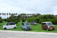 新型「スズキ・スペーシア ギア」（写真中央）と、標準車の「スペーシア」（写真向かって右）および「スペーシア カスタム」（同左）。SUVテイストの軽スーパーハイトワゴンは、現状ではいずれも「カスタム」に次ぐ付加価値モデルとして位置づけられている。