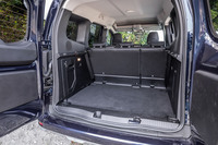 荷室容量は後席を使用する通常時で775リッター、後席を折りたためば2800リッターに拡大できる。前者は従来型比で115リッター、後者は同132リッターの増加となる。荷室の幅は1196mm、高さは1111mmで、凹凸の少ないほぼスクエアな形状が特徴だ。