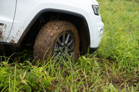 この日のために装着されたオールテレインタイヤに泥をまとわりつかせつつ、草地に分け入る「グランドチェロキー」。オフロードでは数値に表れるスペック以上に、ディメンションやドライブトレインの制御にみる、“悪路向けの仕立て”がものを言う。