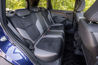 基本プラットフォームをキャリーオーバーとしていることから、パッケージングに大きな変更はなく、キャビンスペースも従来型と同等。後席のフロア中央部にセンタートンネルの張り出しがあるものの、その高さは低く抑えられている。