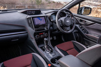 インストゥルメントパネルやドアの内張り、エアコンの吹き出し口などにブラックの加飾パネルが用いられたインテリア。ダッシュボードやセンタコンソールに施されたレッドのステッチも、「STI Sport」専用のしつらえである。