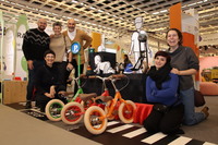 ミラノ工科大学デザイン研究所による店舗コンセプト、プレイフル・リビングで。参画したスタッフたち。前列右端が案内してくれたニコレッタさん。