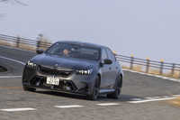 新型「BMW M5」の国内導入が発表されたのは2024年10月2日のこと。1984年デビューの初代から数えて7代目にあたり、開発コードはG99が与えられている。