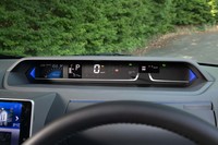 横長のメーターパネルはすべて液晶スクリーンに表示される。一つひとつの表示が大きいため視認性は良好。