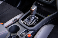 オーソドックスなレバー式のシフトセレクターを採用。トランスミッションは従来どおりスバルが「リニアトロニック」と呼ぶCVTだが、いわゆるラバーバンド感が気になることはほとんどない。純エンジン車では外装に加え、シフトノブやステアリングホイールにもブロンズの加飾が施される。