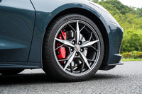 標準装着のタイヤは「ミシュラン・パイロットスポーツ4 S」。サスペンションには磁性流体ダンパーが標準装備される。