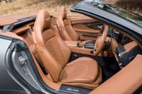 シートには標準で装備される「スポーツプラスシート」（写真）に加え、オプションでカーボンファイバー製の「パフォーマンスシート」も用意される。