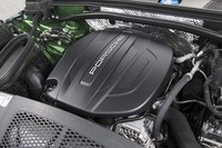 従来型からリファインされた2リッター直4ターボエンジン。15psと20Nmアップの最高出力252ps、最大トルク370Nmを発生する。