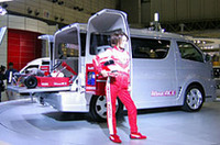 
	「レジアスエース・マイ・カート・ファクトリー」は、レーシングカート2台と装備品を積載可能にしたカスタマイズカー。8月の発表以来2万台を受注した「ハイエース／レジアスエース」だけに、力が入っている。
	 