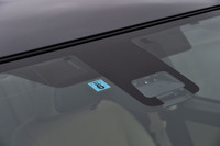 「プレミオ」「アリオン」ともに、レーザーレーダーと単眼カメラを使った運転支援システム「Toyota Safety Sense C」が用意される（グレードにより標準装備、またはオプション）。写真はそのセンサー部。 