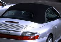 911カレラ4Sカブリオレの新機軸は、走行速度が50km/h以内であれば、スイッチ操作でソフトトップを開閉できることだ。開閉に要する時間は、約20秒だという。